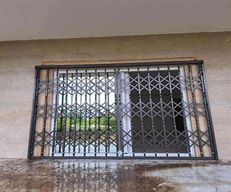 درب آکاردئونی سه گل مشکی