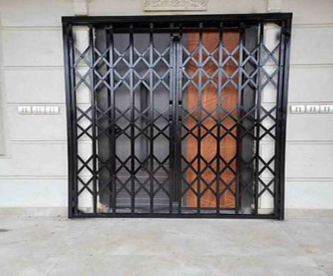 درب آکاردئونی سه گل مشکی