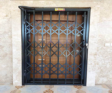 درب آکاردئونی سه گل مشکی